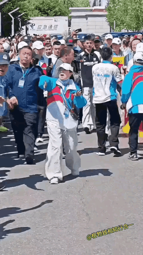 网友说：闪开闪开，韩总要来做公益了如何评价韩红韩红爱心事迹