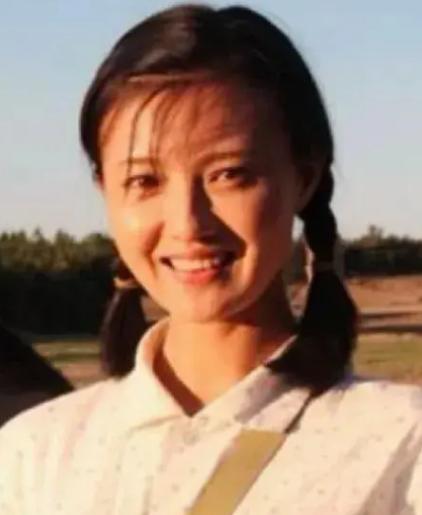 1976年，22岁的未婚女知青红梅，抱着4岁的儿子回到了北京，一进家门，就被母亲