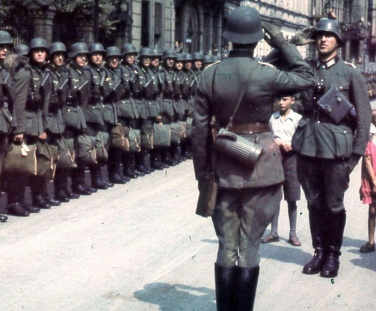 照片拍摄于1941年的法国巴黎，记录了一支德国国防军部队在出发前往东线战场前的