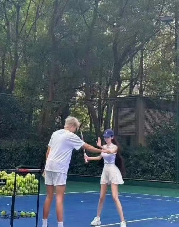 叶珂好恐怖，这真的是她吗？身材瘦成了纸片人，漫画都不敢这么画的吧