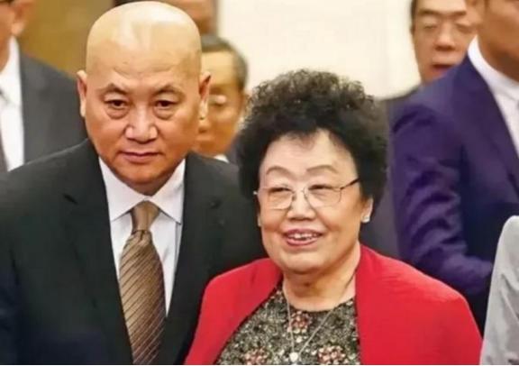 1995年，陈丽华和儿子商量生意的问题，迟重瑞突然插了一句，只见陈丽华瞬间变了脸