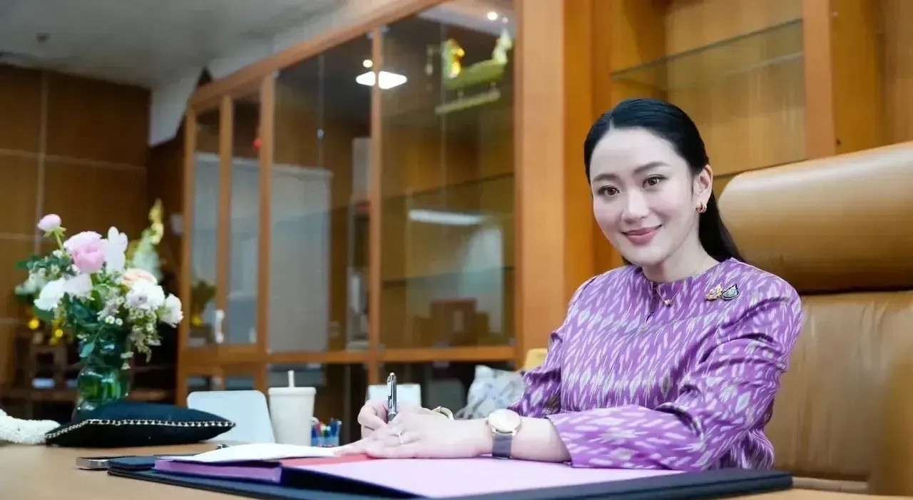 佩通坦上班穿紫色衣服引热议佩通坦第一天上班就穿了一身紫色