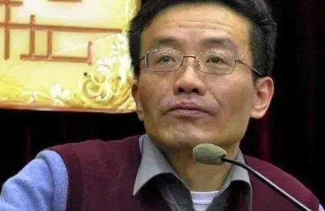复旦的王德峰教授，一句话点破了我们这个时代的病根。他说，我们现在是重功利、轻道