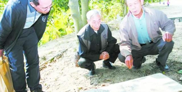 苔藓斑驳的石碑，静静躺在库页岛的密林深处，俄方学者围站四周，眉头紧锁，目光中满是