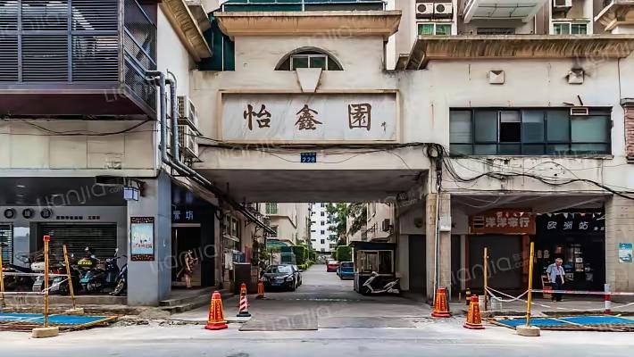 柳州怡鑫园，这里面的两栋楼根本就卖不出去了。邻居一家四口死在里面了，对门的叶某家