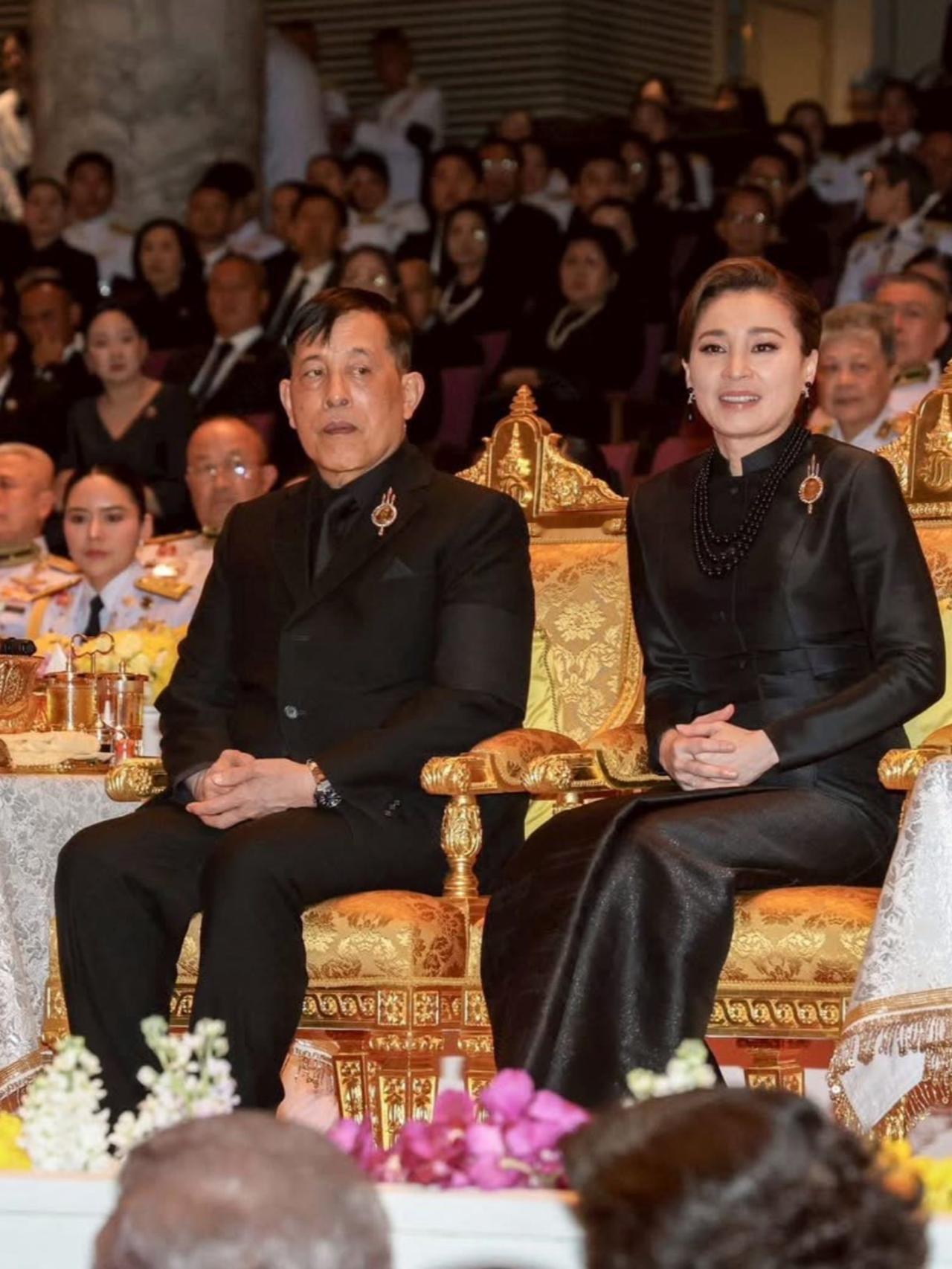 苏提达黑天鹅造型绝美，身穿黑丧服照样惊艳11月2日晚7点33分，泰王与苏提达王