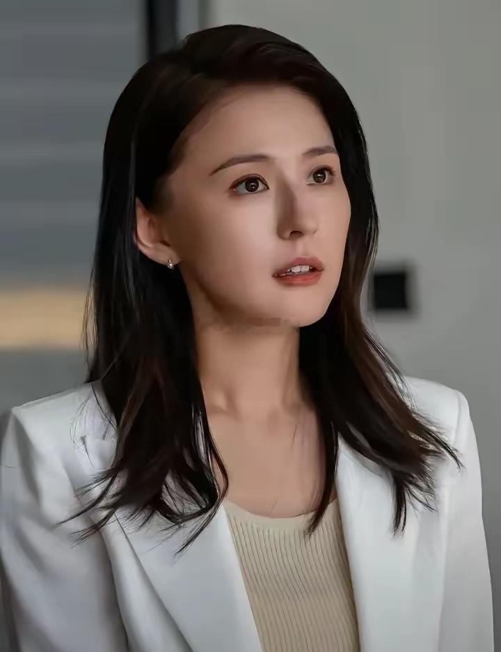 1.热依扎现实生活中和“拽妃”的脾气也挺像，同样是未婚生子，她不和男方有过多纠
