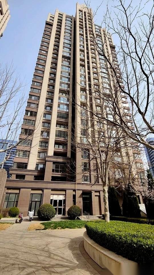 我勒个去！刚刷到个新闻，简直惊掉下巴！烟台福山区那套顶层复式房，你们还记得不？就