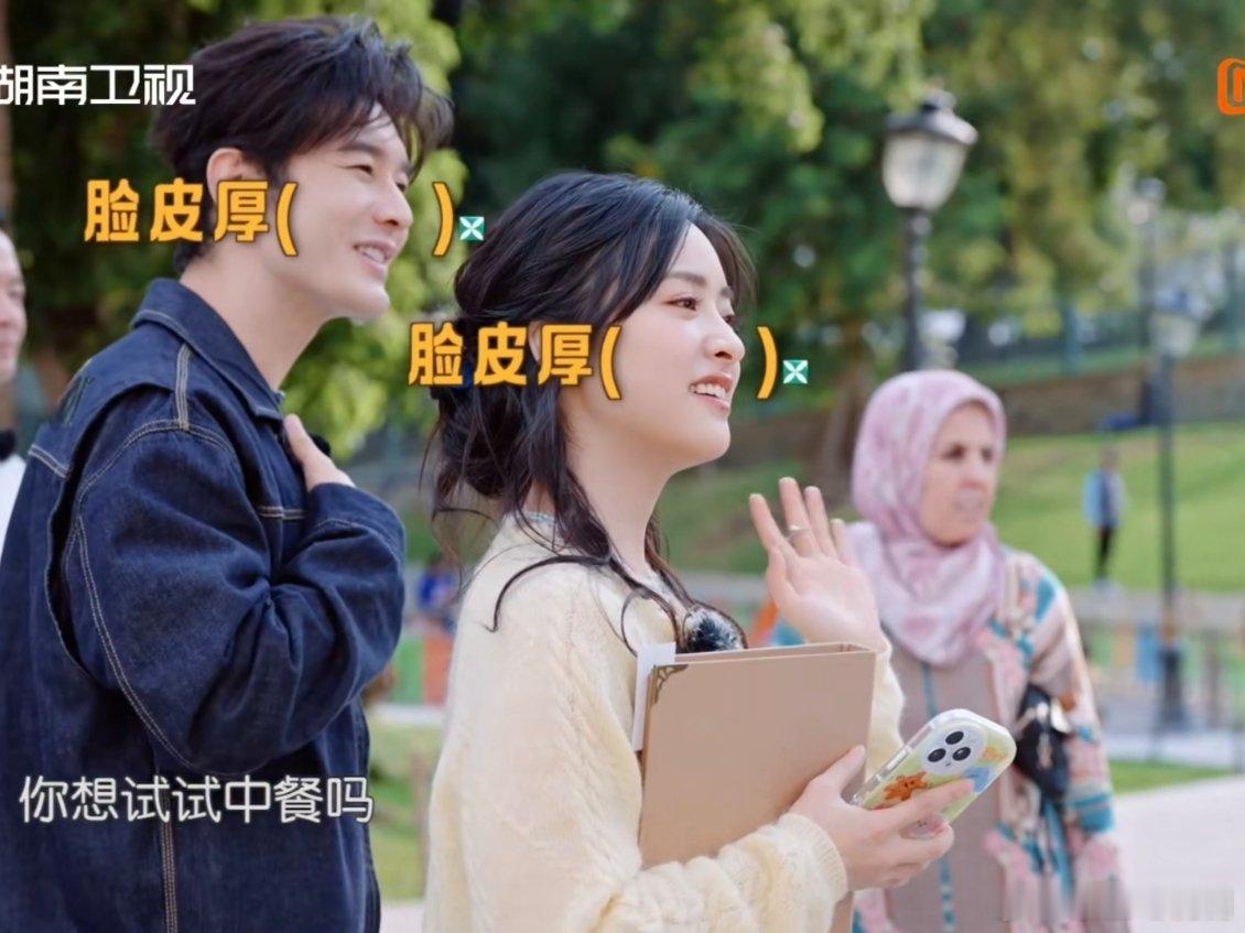 外国幼崽对沈月又亲又抱沈月第一次出门揽客，在街头偶遇可爱的外国幼崽，对她又亲又抱