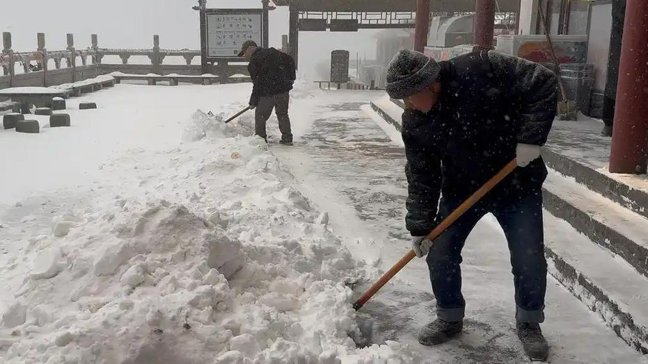 老君山一夜变冰雪仙境，雪厚得能埋住脚！河南洛阳栾川老君山，11月16号晚上