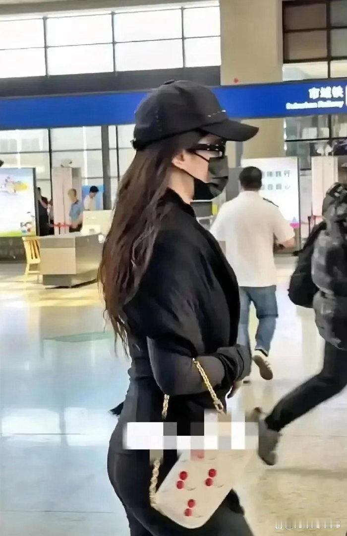 才发现现实里的刘亦菲身材质感绝佳，体态匀称曼妙，气质温婉大方，天生自带惊艳氛围感