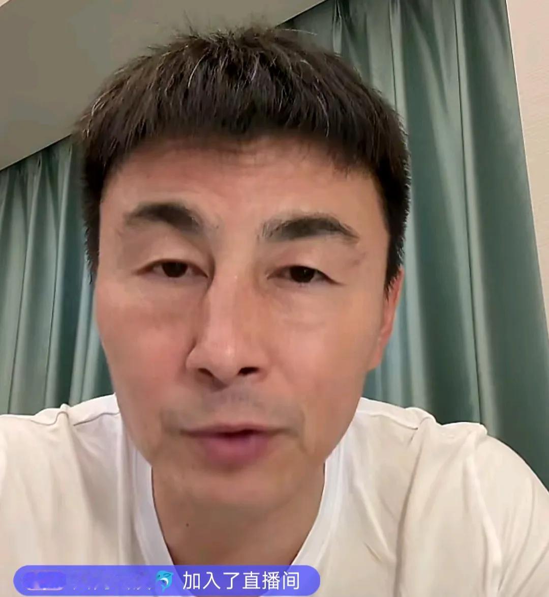 前国脚李玮锋在直播间爆了一个料。他表示，当年他在韩国水原三星俱乐部踢球时，每天