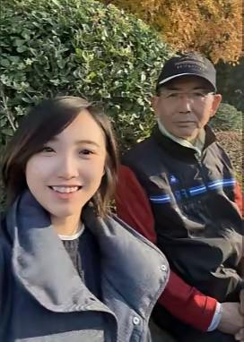 上海一位67岁的父亲临走前，女儿蹲在床边，一点点帮他擦拭身体。这位父亲曾跟女儿说