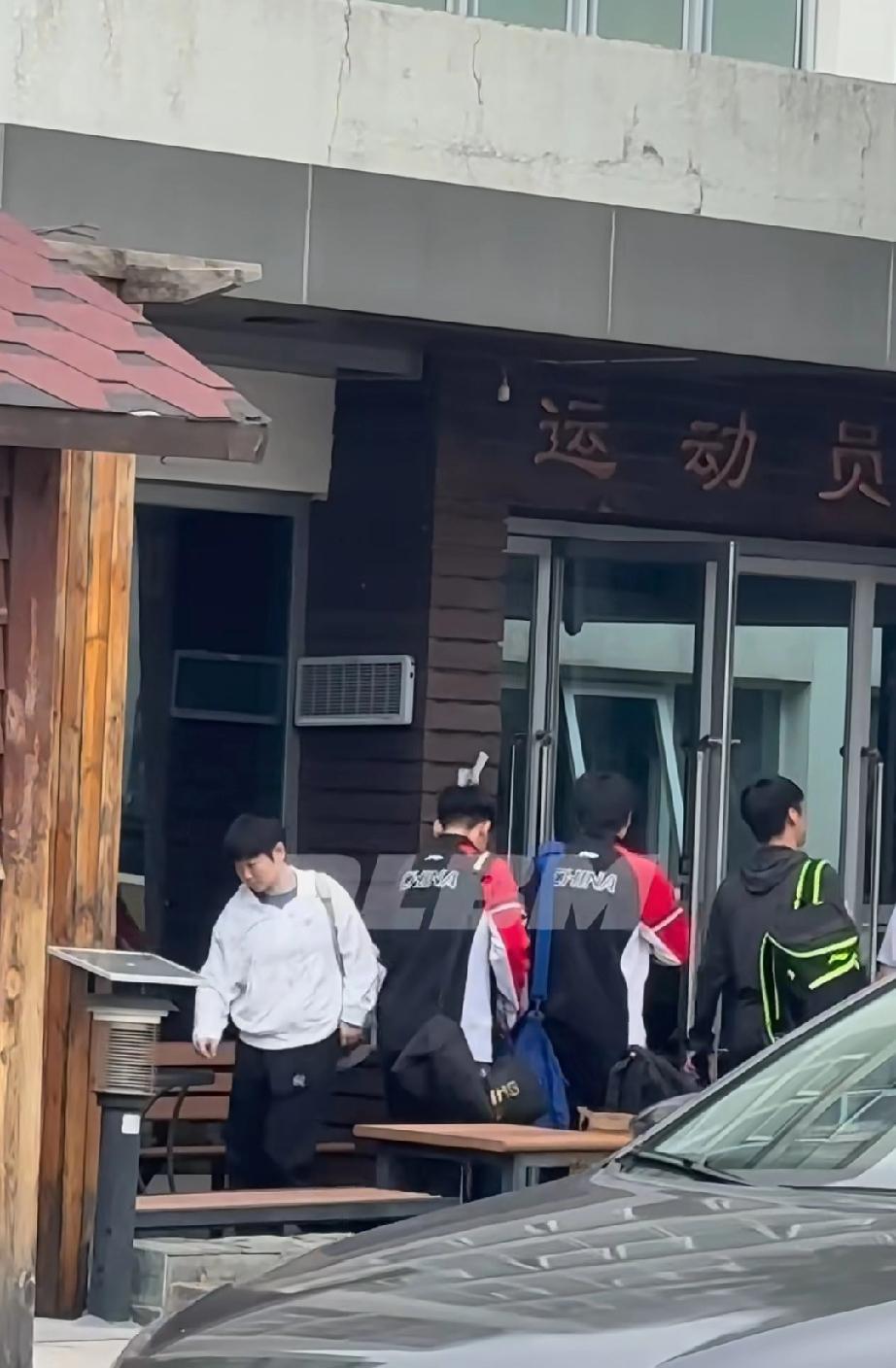 一起下训的莎莎和佳佳下训的后莎莎和佳佳一起去拿了快递，估计取快递的人有点多，莎