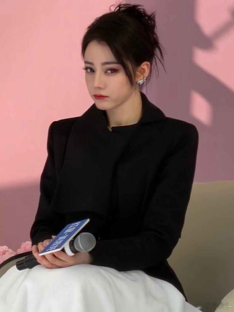 迪丽热巴的小表情真的好可爱啊！看的人心里暖暖的，每次都是反差的神，外表是明艳大美