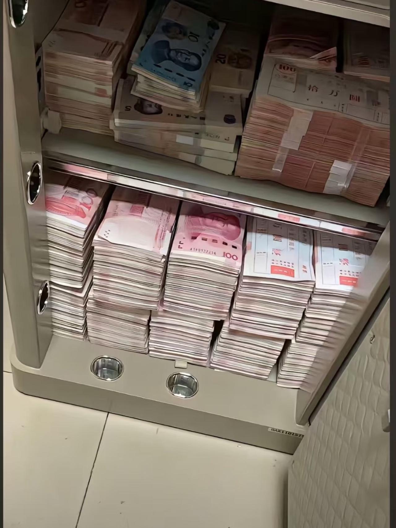 你知道啥叫洗钱吗？给你讲个超直白的例子！要是你明天买彩票中了500万，扣完20