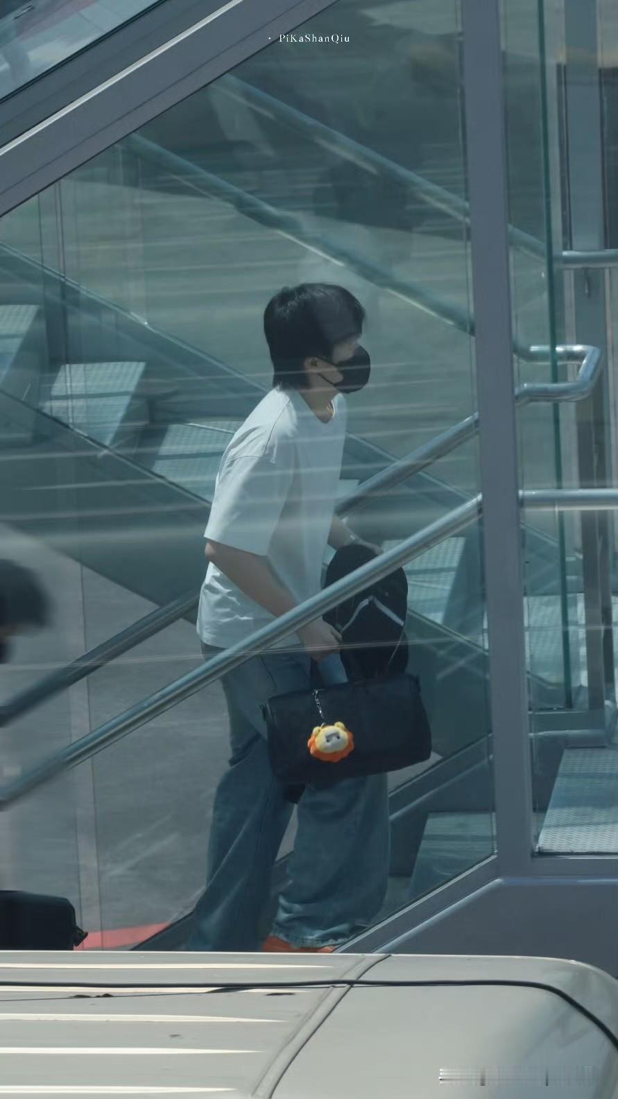 4.23日，HoHo爸带着HoHo回北京了，头哥手里拿着克罗心的外套。王楚钦