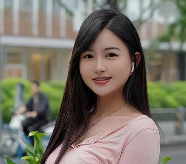 "街头偶遇，粉色上衣的小姐姐，笑容甜美，生活气息满满~"
