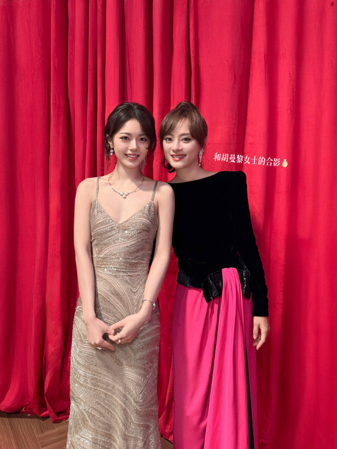 赵今麦也在追杨幂生万物，是来袭麦麦和孙俪、杨幂的合照，满分漂亮的同框合照，咱就说