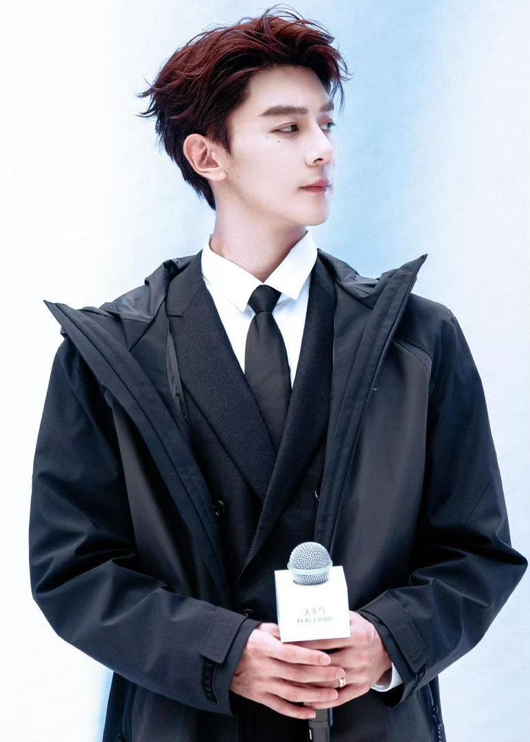 夏之光眼神好强的压迫感镜头怼这么近还能撑住，说明他五官确实能打。但更难得的是眼