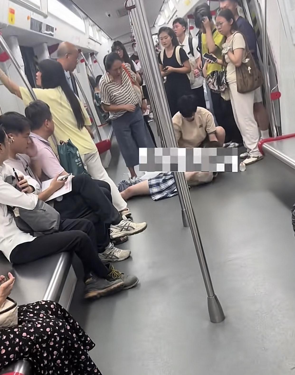 女生车厢里晕倒，乘客没一个冷漠，大胆救人，没有一点犹豫！6月26日早高峰，广