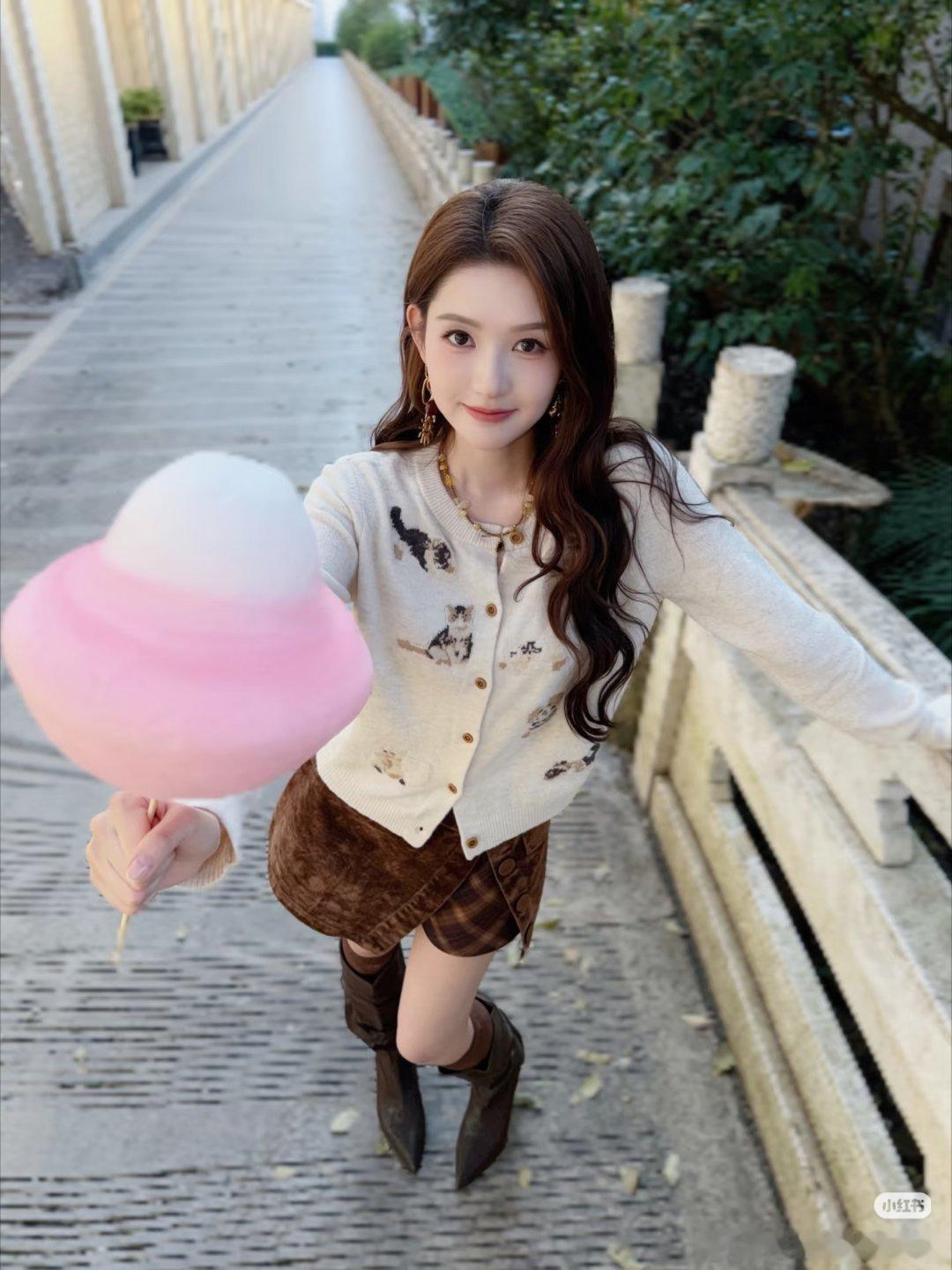 #王玉雯#要不要买一个甜甜的棉花糖？是霜霜递给你的~#王玉雯林霜#💙💙#王玉雯小城春色#​