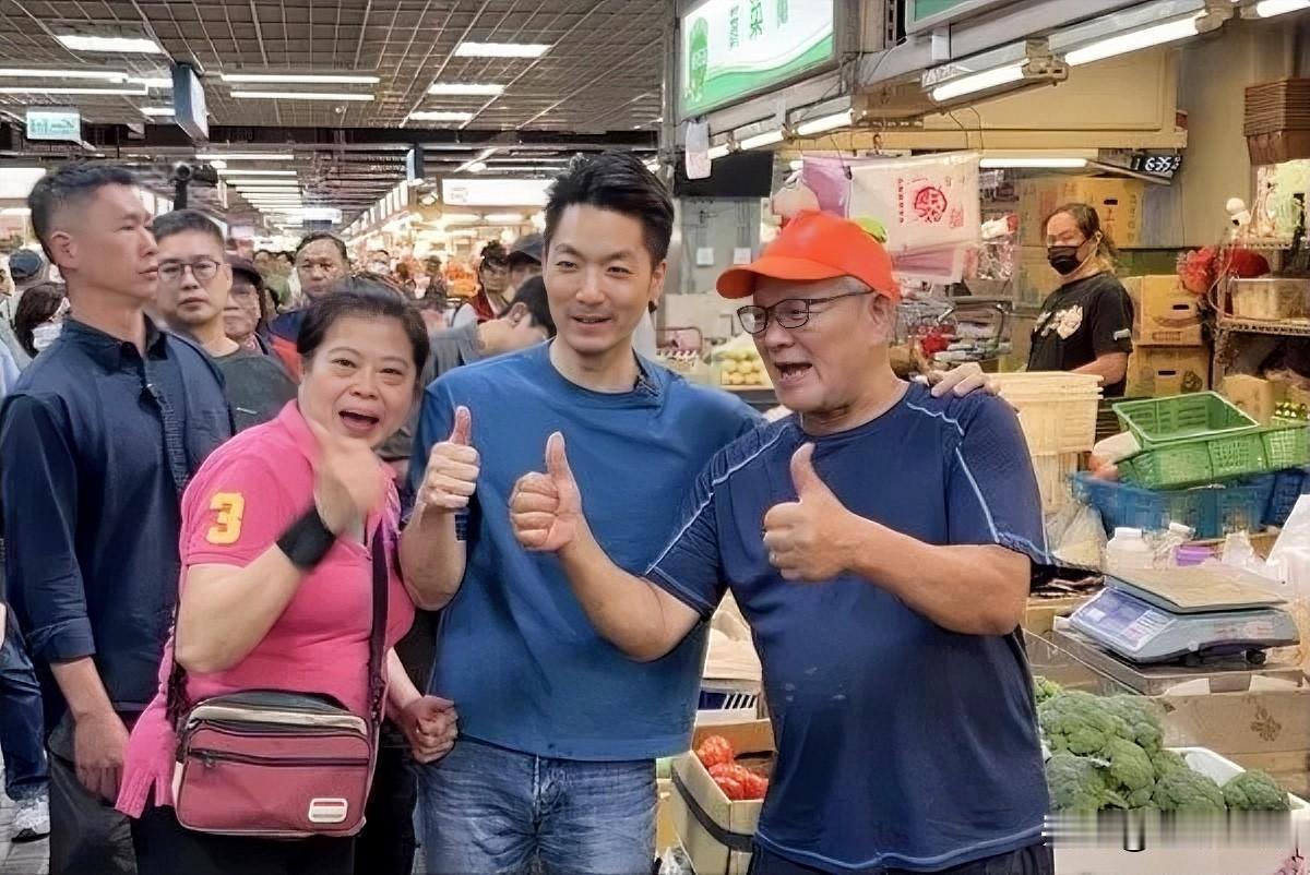 陆战开跑！蒋万安深入绿票仓环南市场　摊商热情合照、签名台北市长蒋万安今早（2