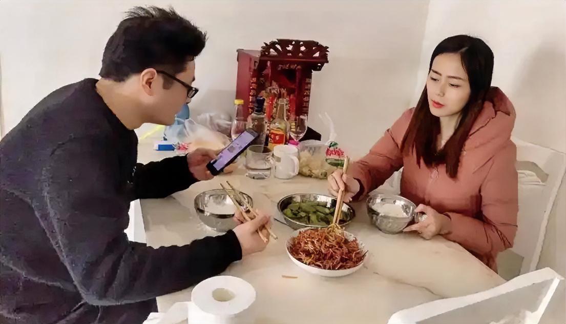 我发现70-85年出生的，好多男性，好像脑子里真的没“我也应该干家务”这根弦。前