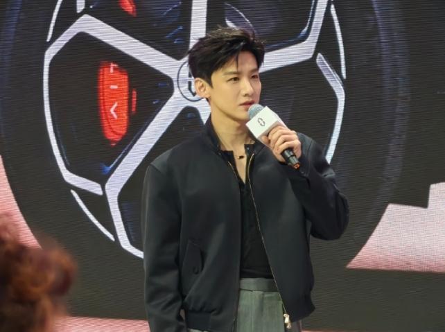 白敬亭现身问界车展！问界品牌挚友白敬亭亮相北京车展，亲自为首批车主完成交车仪式