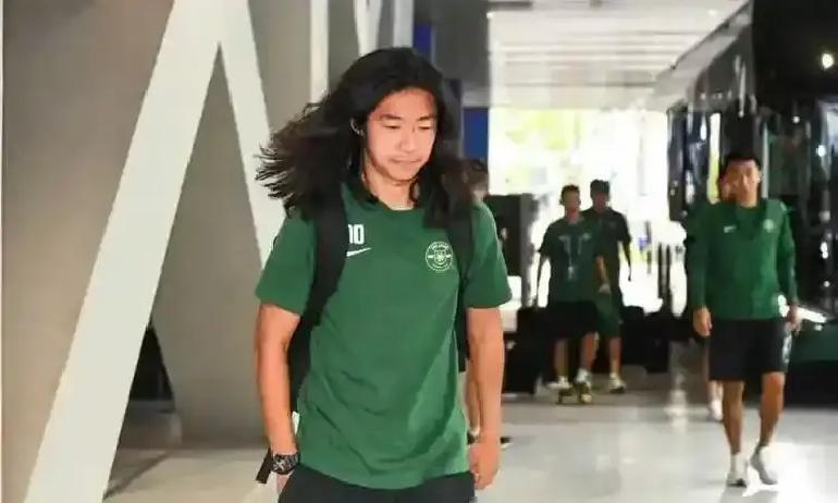 34岁，他第一次穿上国家队球衣。在中国足球，这几乎是个“事故”。别人在这个