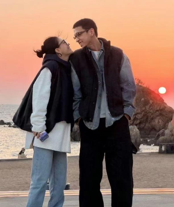 李嘉格终于吃上好的了，暗戳戳的和小九岁的帅男友秀恩爱，捂嘴偷笑，再也不是在综艺节