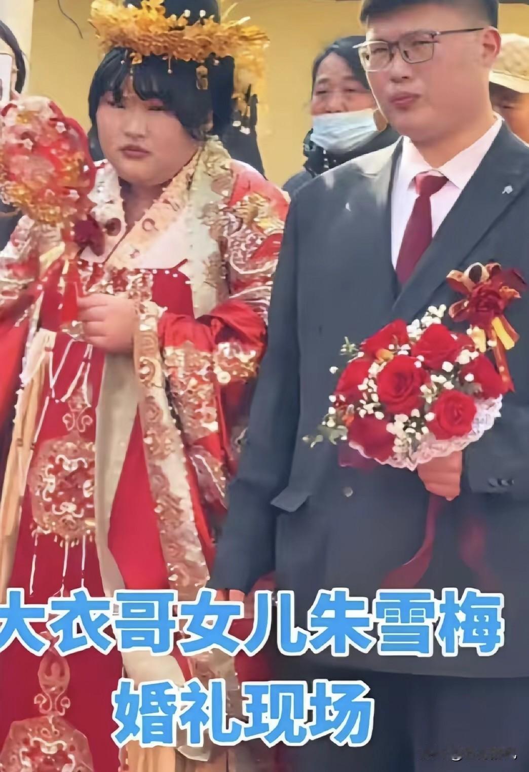 这婚礼办得，简直是“哑巴吃黄连——有苦说不出”。这是全程没有笑容的婚礼。[捂脸哭]