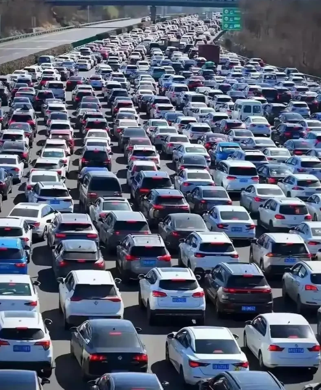 返程大堵车开始了！春节刷抖音全是高速实况：服务区挤成罐头，加油排队、充电排队、吃