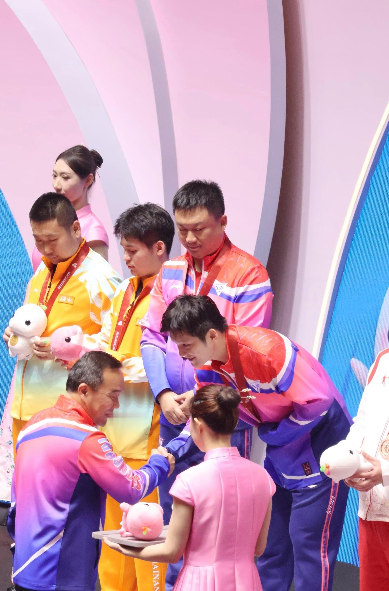 这个眼神太犯规了