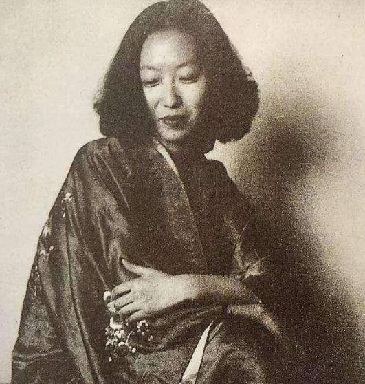 1995年，张爱玲一丝不挂的在美国出租屋内去世，尸体甚至是一周后才发现的，房间内