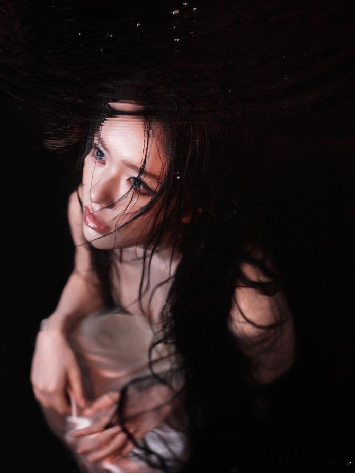 林允直播直播状态稳得很，温柔甜美气质出众，言行得体又松弛，颜值抗打，每一帧画面都