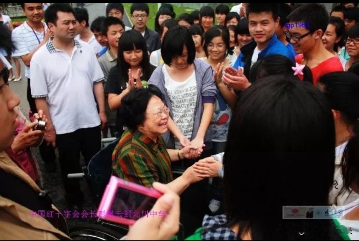 2011年5月10日，彭珮云同志到北川中学看望学生的老照片。当时，正值汶川地震三