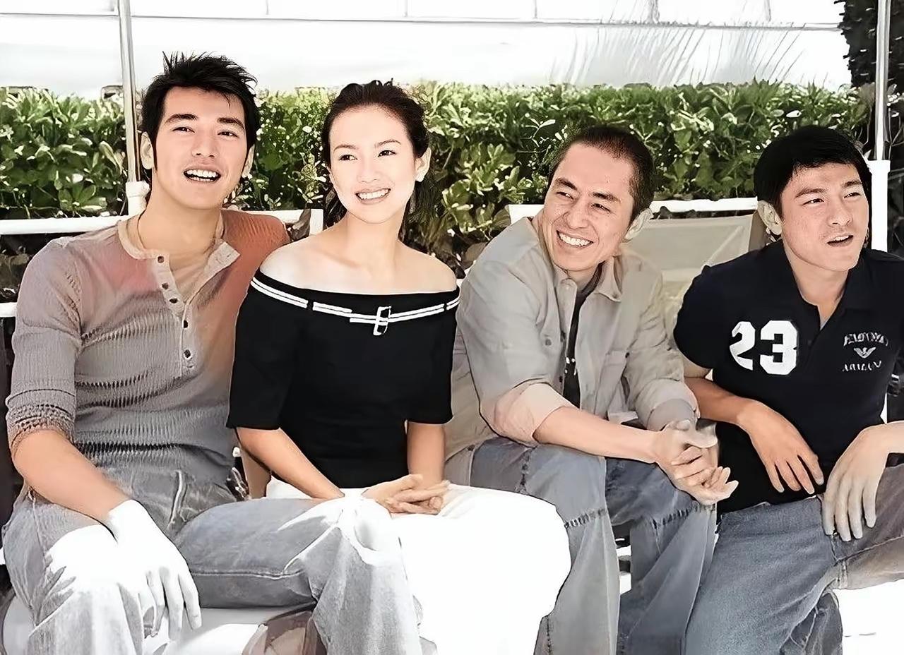 2004，张艺谋带电影《十面埋伏》的三位主演，现身戛纳的画面。那时的金城武、