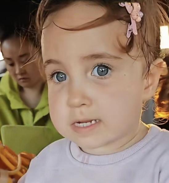 江苏这对爸妈生出一个金发碧眼的洋娃娃？全家人怕是得反复确认出生证明，毕竟俩中