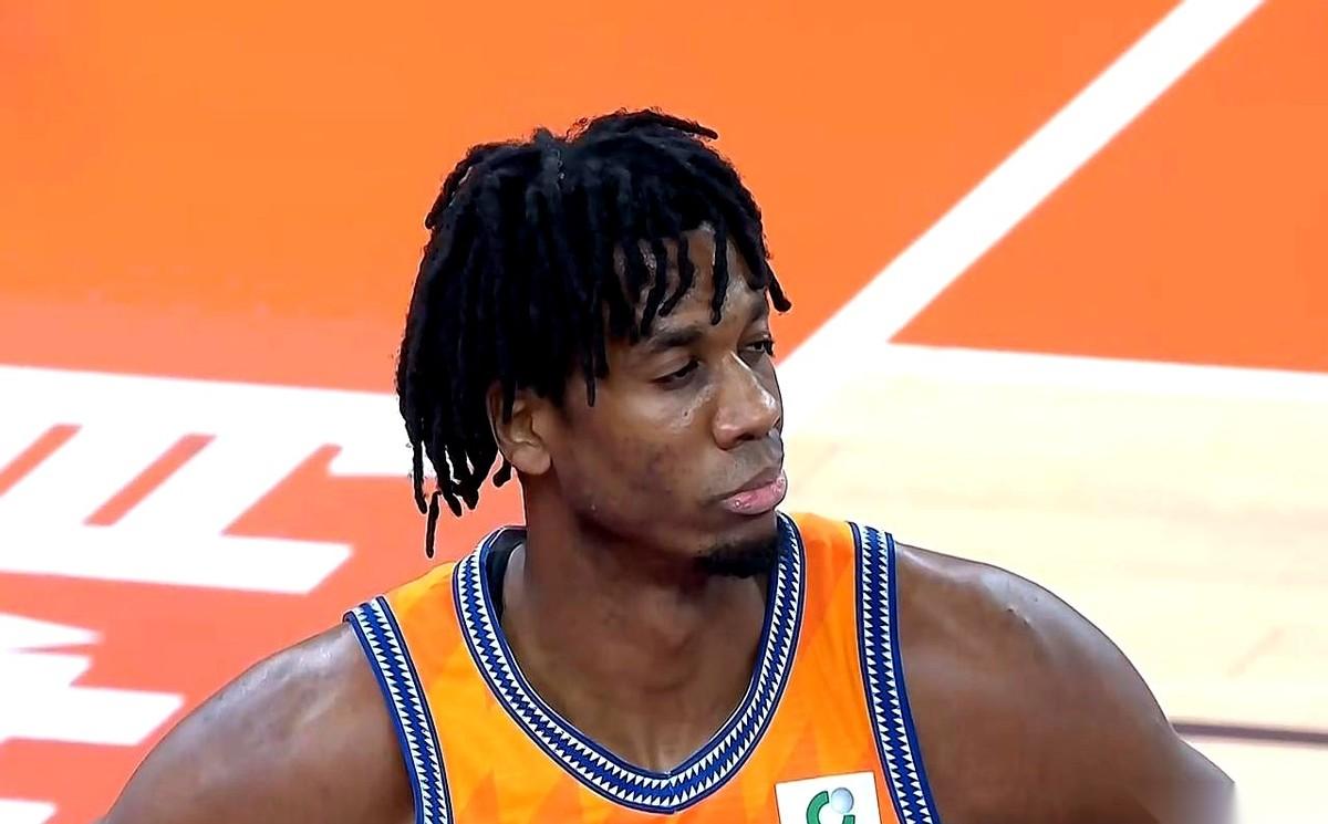 他们说，哈桑怀特塞德来CBA，就是来养老的。一个在NBA都快没球打的老家伙，来