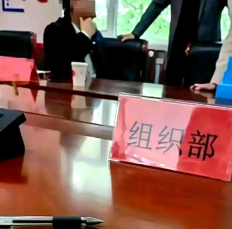 就因为当年打印个文件被刁难，这位哥们儿发达之后，第一件事，就是把当年那四个打字员