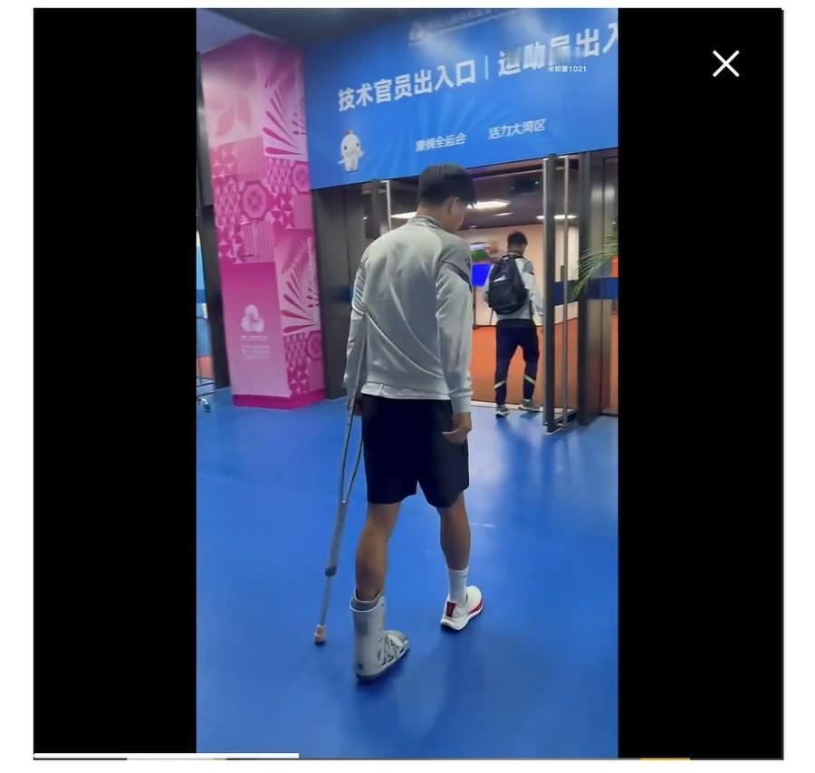 彭啸拄单拐带护具，至少恢复一个月！山东泰山后卫彭啸在全运会的比赛中受伤，有球迷