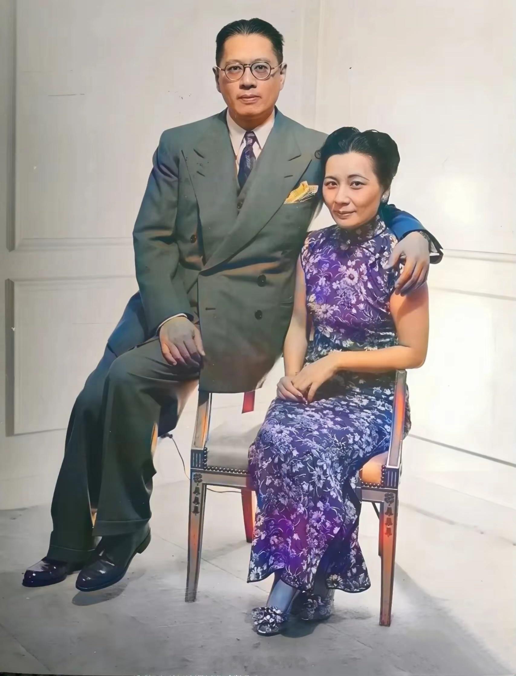 1942年，抗战时期。宋美龄和宋子文在美国搞“抗日募捐”，募集的资金反手又被他们