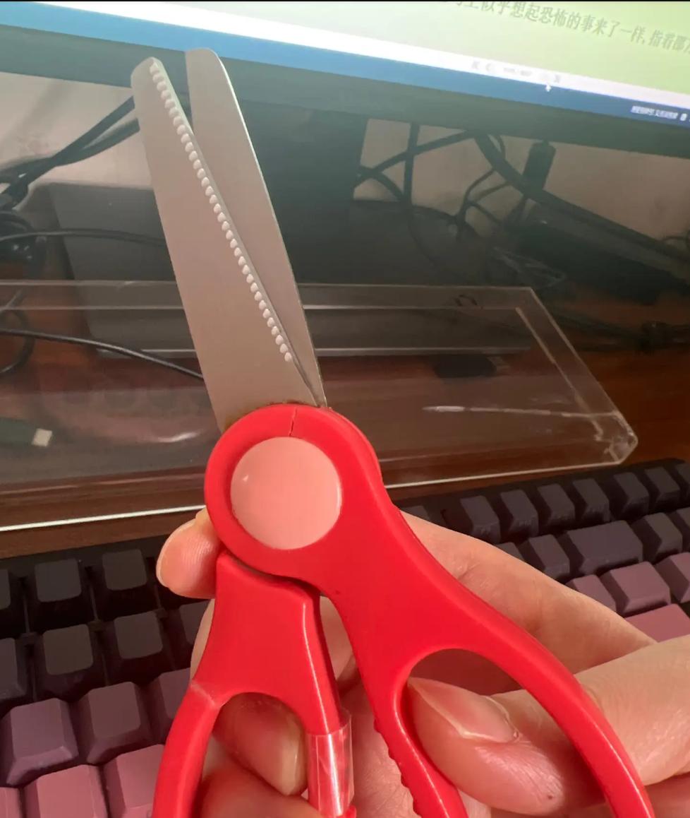7岁女儿一句话，亲妈当场掰碎她的剪刀！评论区却都在心疼妈妈？晚上加班到家，推开