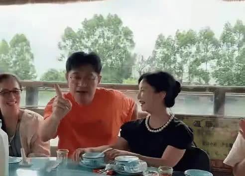 62岁黄安已经与原配离婚！梅开二度携现任聚会，戴硕大珍珠大赞对方漂亮。