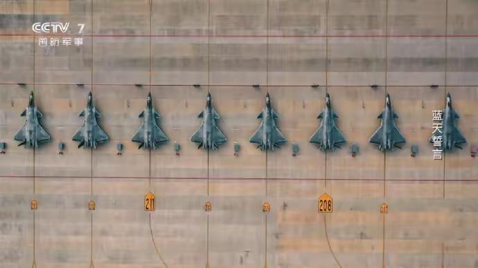 好家伙，六代机有了，五代机也不藏着掖着了，8架歼-20就这么水灵灵地拍出来让咱们