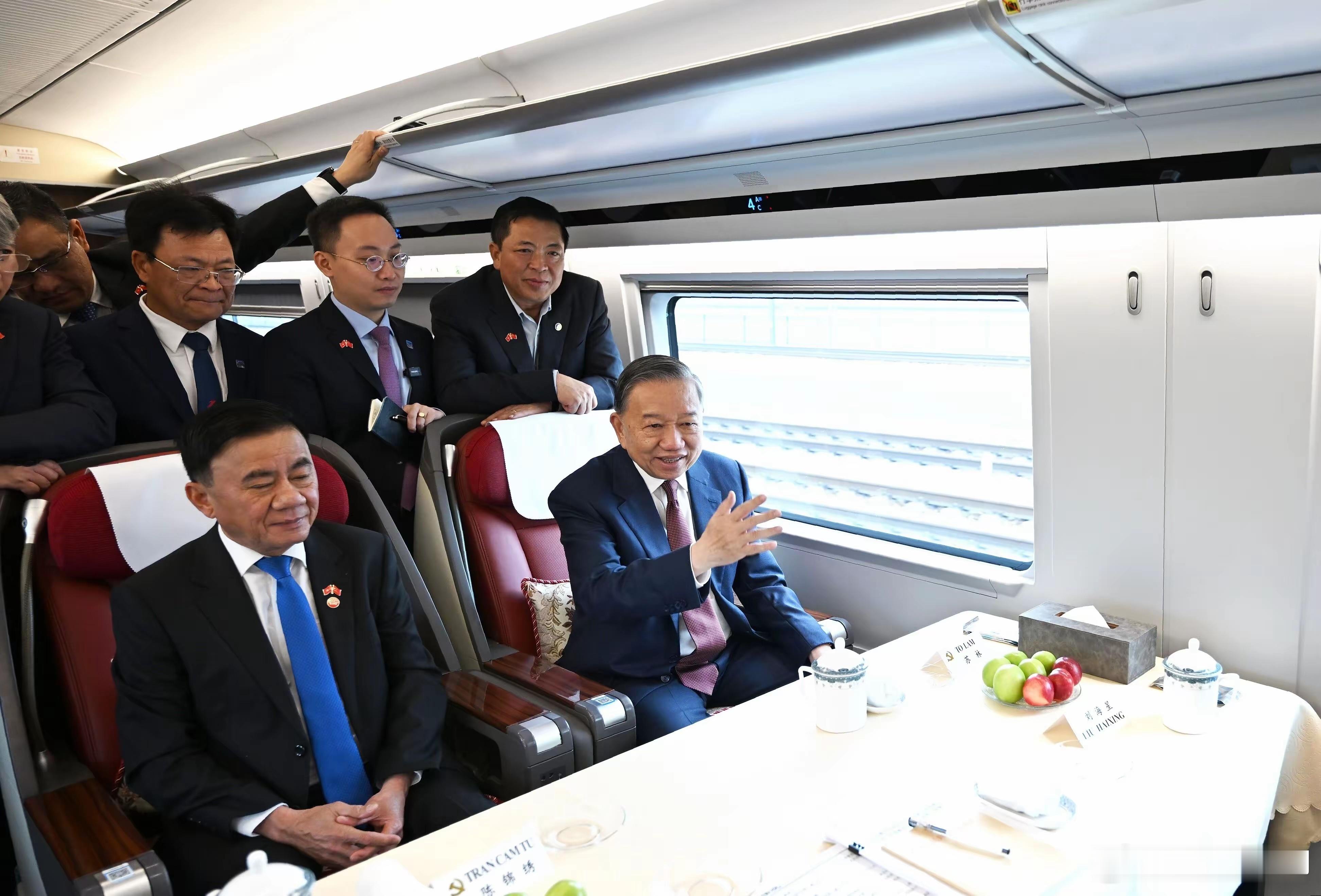 媒体认为，越南苏林乘坐高铁离京南下访问南宁，预示着中越两国在高铁领域将有更广泛的