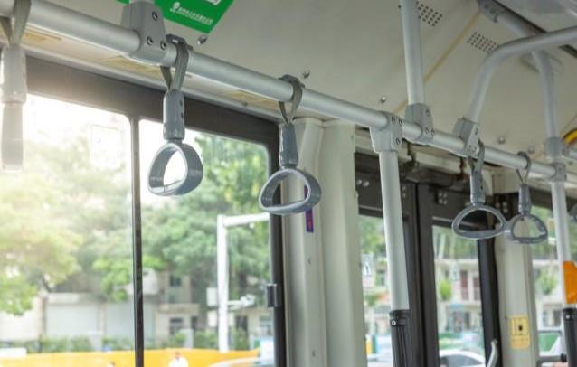 “冤不冤？”2024年12月，湖北仙桃，一男子坐公交时，向司机询问问题没有得到满