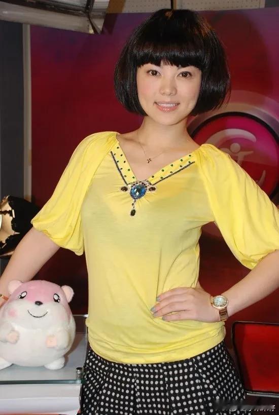 李湘早期旧照，想不到富婆李湘年轻时美翻了，才华横溢，聪明可人，与何炅搭档可说是当