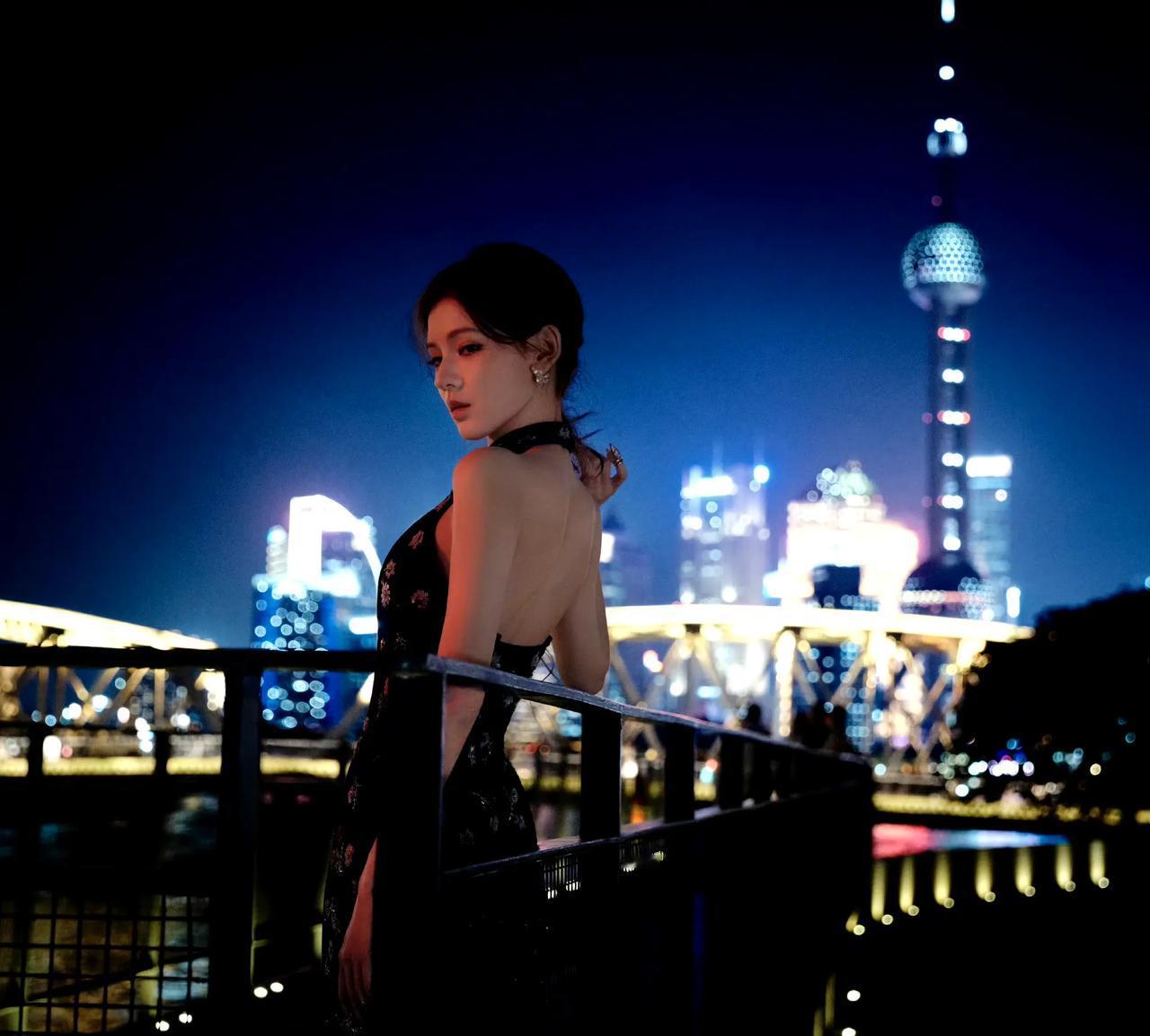 张予曦夜幕下的倩影，婀娜多姿！